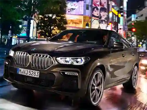 Gra BMW X6 M50I w Internecie